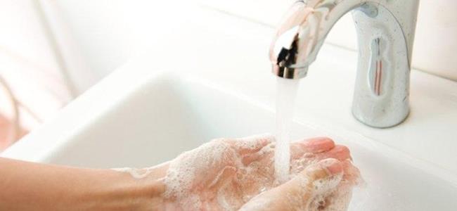 هل يقتل الماء البارد والصابون العادي الجراثيم؟