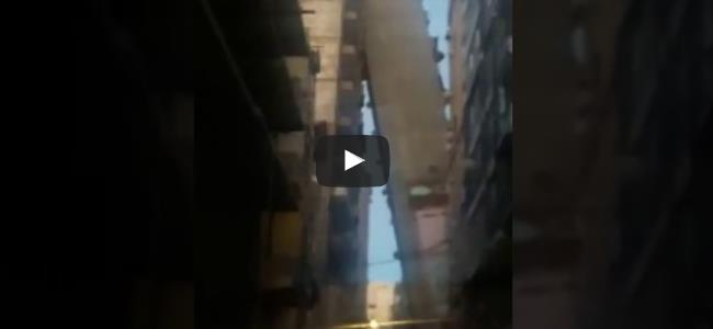  فيديو يحبس الأنفاس.. بناية 12 طابقاً تميل على أخرى!