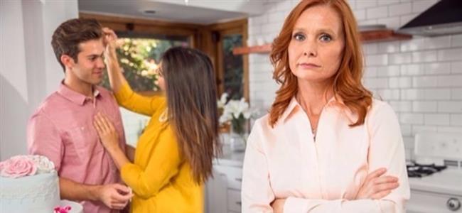 ما هو السبب الحقيقي وراء العلاقة المتوترة بين الحماة والكنّة؟