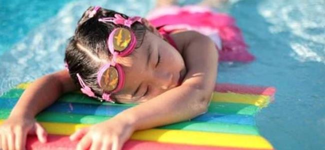 بالفيديو - ماذا تفعل عند دخول الماء في أذنيك أثناء السباحة؟