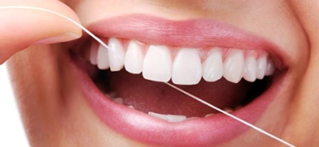 أهمية استخدام الخيط الطبي لتنظيف الأسنان