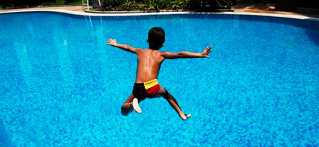 القفز في المياه الباردة خطر على صحة طفلك