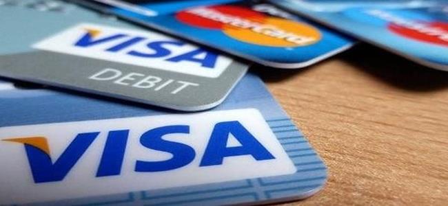 بطاقة مصرفية تعبُس عندما ننفق كثيراً