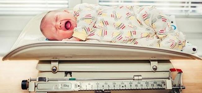 ما هو وزن الجنين الطبيعي عند الولادة؟