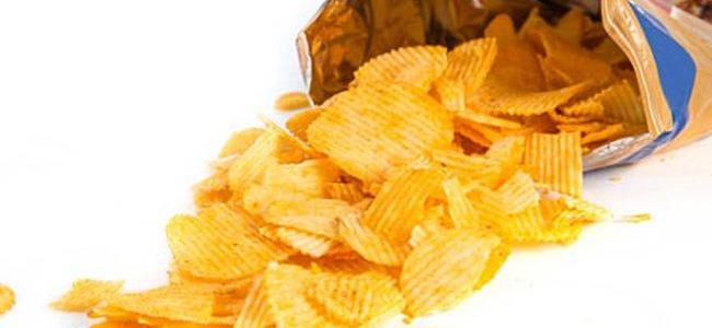  لماذا تصدر رقائق البطاطس صوتًا عاليًا أثناء تناولها؟