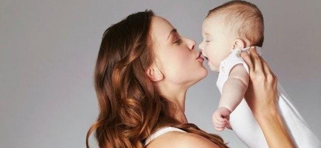 لهذه الأسباب الخطيرة.. توقفي عن تقبيل فم طفلك!