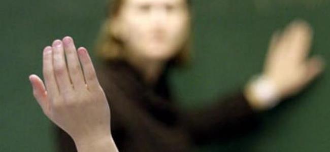 معلمة توجّه 40 صفعة لطالب!