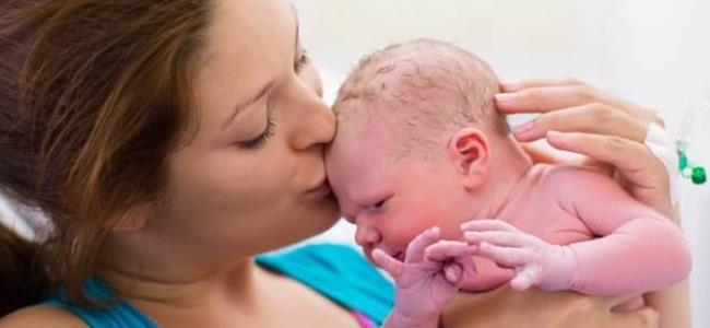 ما الفرق بين الخياطة التجميلية والعادية بعد الولادة؟ 