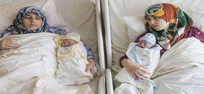 للمرّة الأولى... أم وابنتها تنجبان في نفس اللحظة