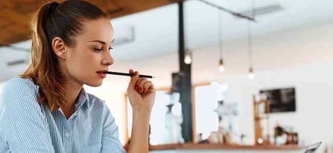 بهذه الحيلة تدفعين من يعجبك الى المبادرة للتحدث إليك.. فما هي؟