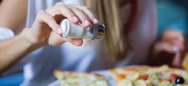 احذروا الملح الزّائد في طعامكم.. هذه مخاطره! 