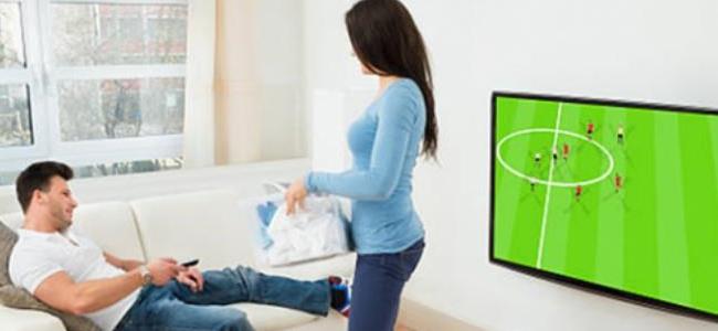 يُفضّل كرة القدم عليكِ؟ هكذا تتعاملين معه