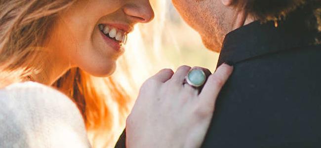 تلميحات تكشف وقوعه في حبكِ.. اكتشفيها