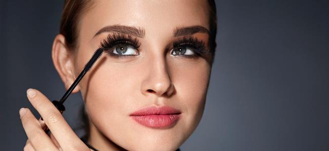 تعانين من تلطخ الماسكارا.. إليك 4 حيل لتجنب ذلك 