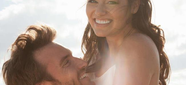 كيف تلمعين بأنوثتكِ أمام زوجكِ البارد عاطفيًا؟ 