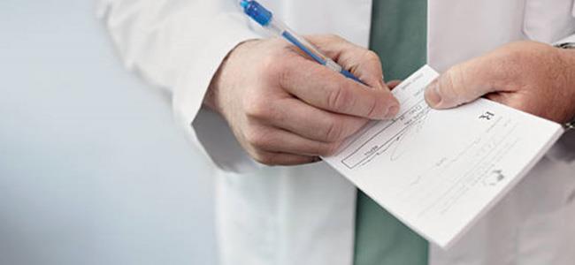 لهذه الأسباب يكتب الأطباء بخط غير مفهوم!