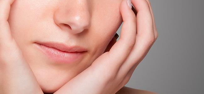 10 عادات تسبب حب الشباب.. تعرّفي إليها! 