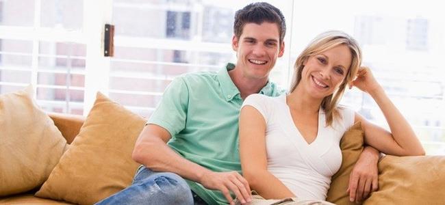 8 أسباب توقع الرجل في حب المرأة الأكبر سناً! 