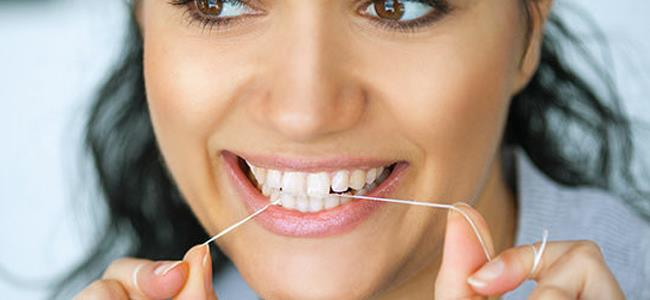 4 أسباب ستجعلك تستخدمين خيط تنظيف الأسنان يوميًا 