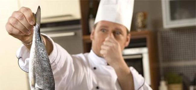 طرق بسيطة تساعدك على إزالة رائحة السمك بعد الطهي