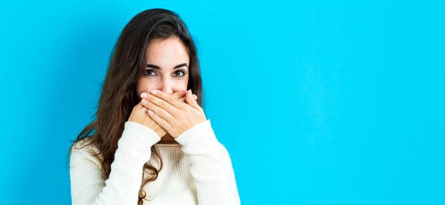 تمارسين واحدة على الأقل.. 5 عادات محرجة تفعلها النساء في الخفاء! 