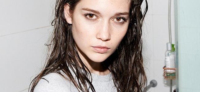 مشاكل صحية قد تتعرض لها إذا نمت وشعرك مبلل.. تعرف إليها 