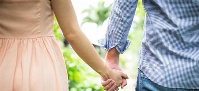 لهذا السبب يجب أن تمسكي يد زوجك أثناء الولادة 