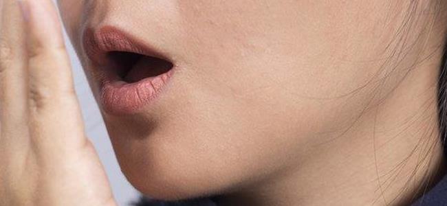 بعيدًا عن الطعام.. 4 أسباب لرائحة الفم الكريهة