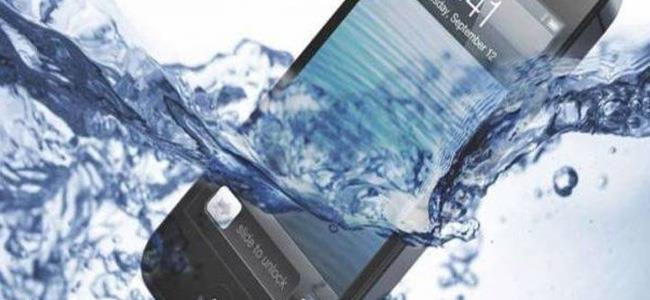  إذا سقطَ هاتفك بالماء.. 8 خطوات لإصلاحه و4 محظورات ابتعد عنها