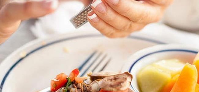 استخدام الهاتف عند الاكل يهدد سعادتك