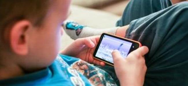 تحذير من استخدام الاطفال للهواتف قبل النوم