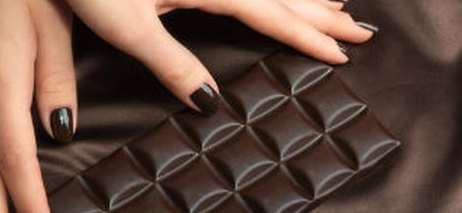 إذا أردتِ إنقاص وزنكِ... تناولي الشوكولا الداكنة!