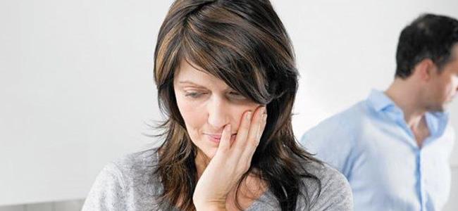 امرأة تطلق زوجها بعدما اكتشفت ما فعله بملابسها