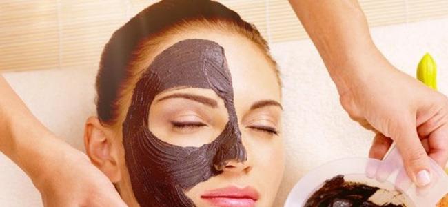 قناع الفحم.. فوائد سحرية للبشرة وهذه طريقة تحضيره في المنزل