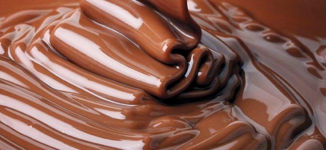  بالفيديو- نهر من الشكولاته يتسبّب بقطع طريق...