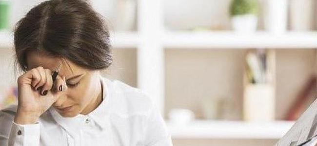 تحذير: الجلوس طوال اليوم على مكتبك... قد يجعل عقلك يتقلص!