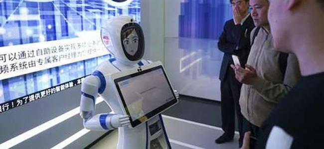 أول مصرف يعتمد الروبوتات بدل الموظفين