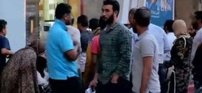  بالفيديو - فنانة شهيرة تتعرض للضرب في الشارع!