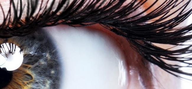  لماذا يجب عليك ترطيب رموشك قبل وضع المسكارا؟ 