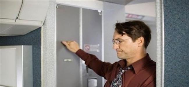 لا تذهب إلى الحمام مطلقاً قبل إقلاع الطائرة