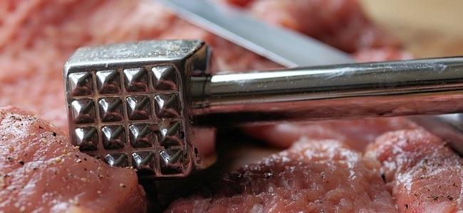  سرقة مصرف بأداة تقطيع لحوم 