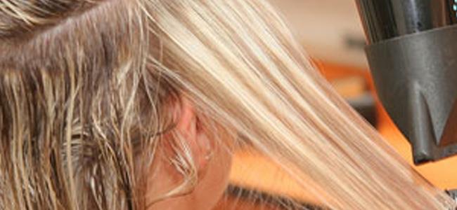 للنساء: التجفيف الطبيعي للشعر أكثر خطرا