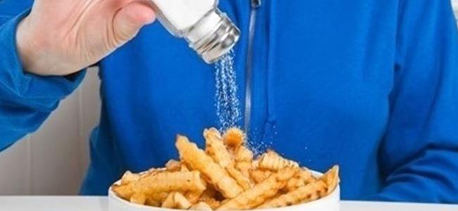 انتبهوا... هذا ما يفعله الملح الزائد بالأمعاء!