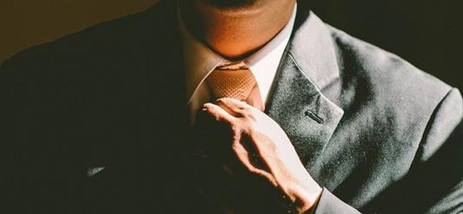  فرغت بطارية هاتفه أو خلد الى النوم باكراً.. أكاذيب شائعة عند كل رجل! 