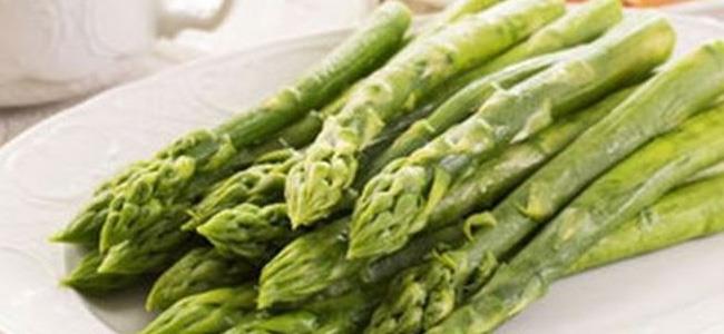  7 أسبابٍ تجعل من الهليون غذاء مدهشاً للرجيم