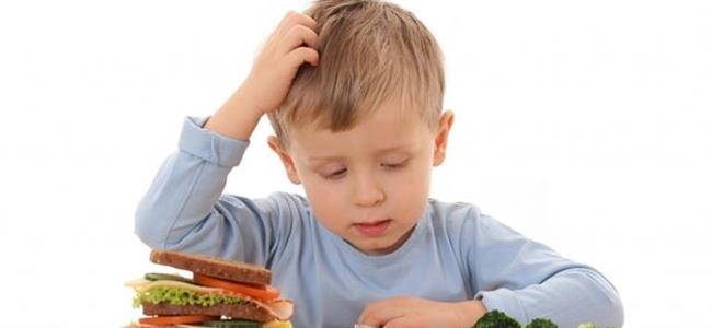  طفل يتصل بالشرطة لأنه لم يحب طعام والديه! 