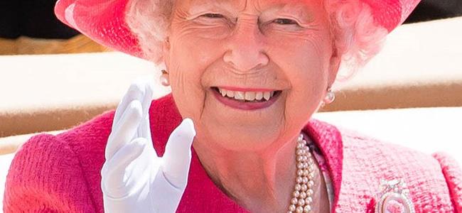  لماذا تضع الملكة اليزابيث القفازات البيضاء دائماً؟