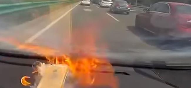  بالفيديو: لحظة انفجار هاتف آيفون داخل سيارة سيدة 