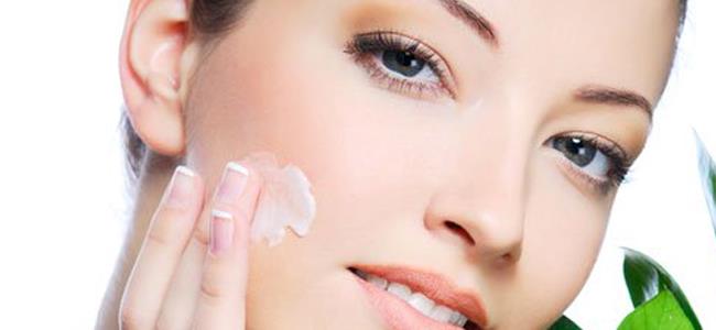 ما هي الأطعمة الّتي تَجعلُك تبدين أصغر سنًّا؟!