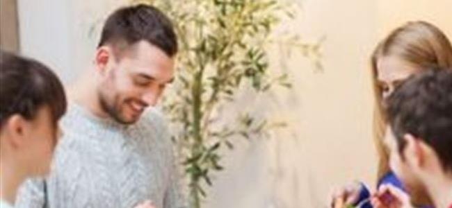 في أي وقت تتناولين العشاء اليوم؟ 